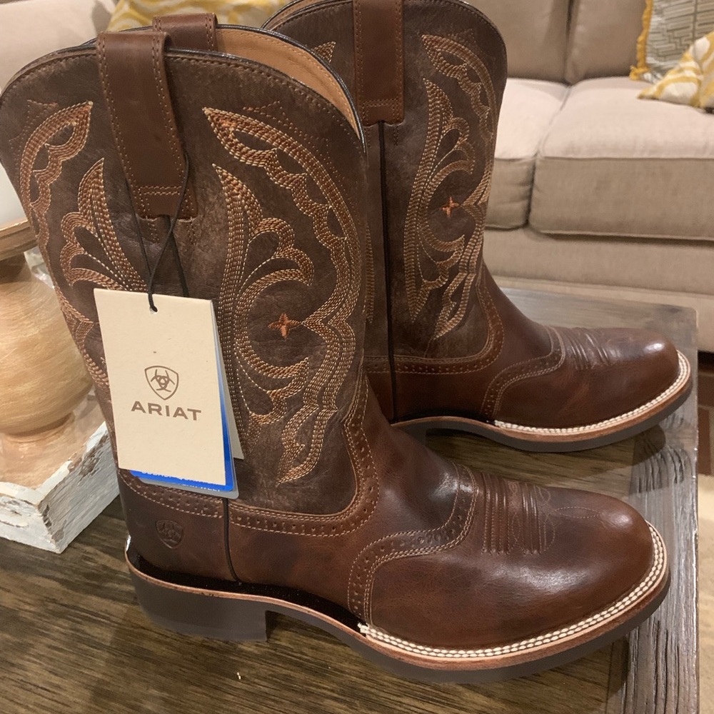 Men’s size 10 ARIAT boots